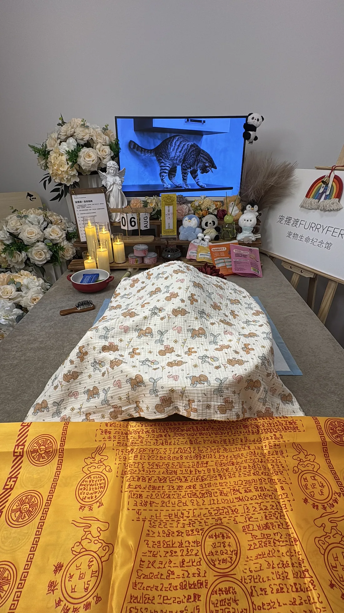 惠州宠物告别仪式中的鲜花与纪念照片